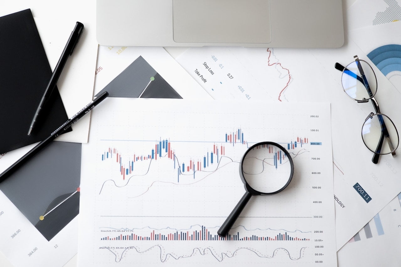 Analysis give results with charts and a magnifying glass