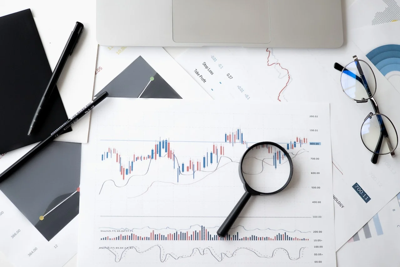 Analysis give results with charts and a magnifying glass